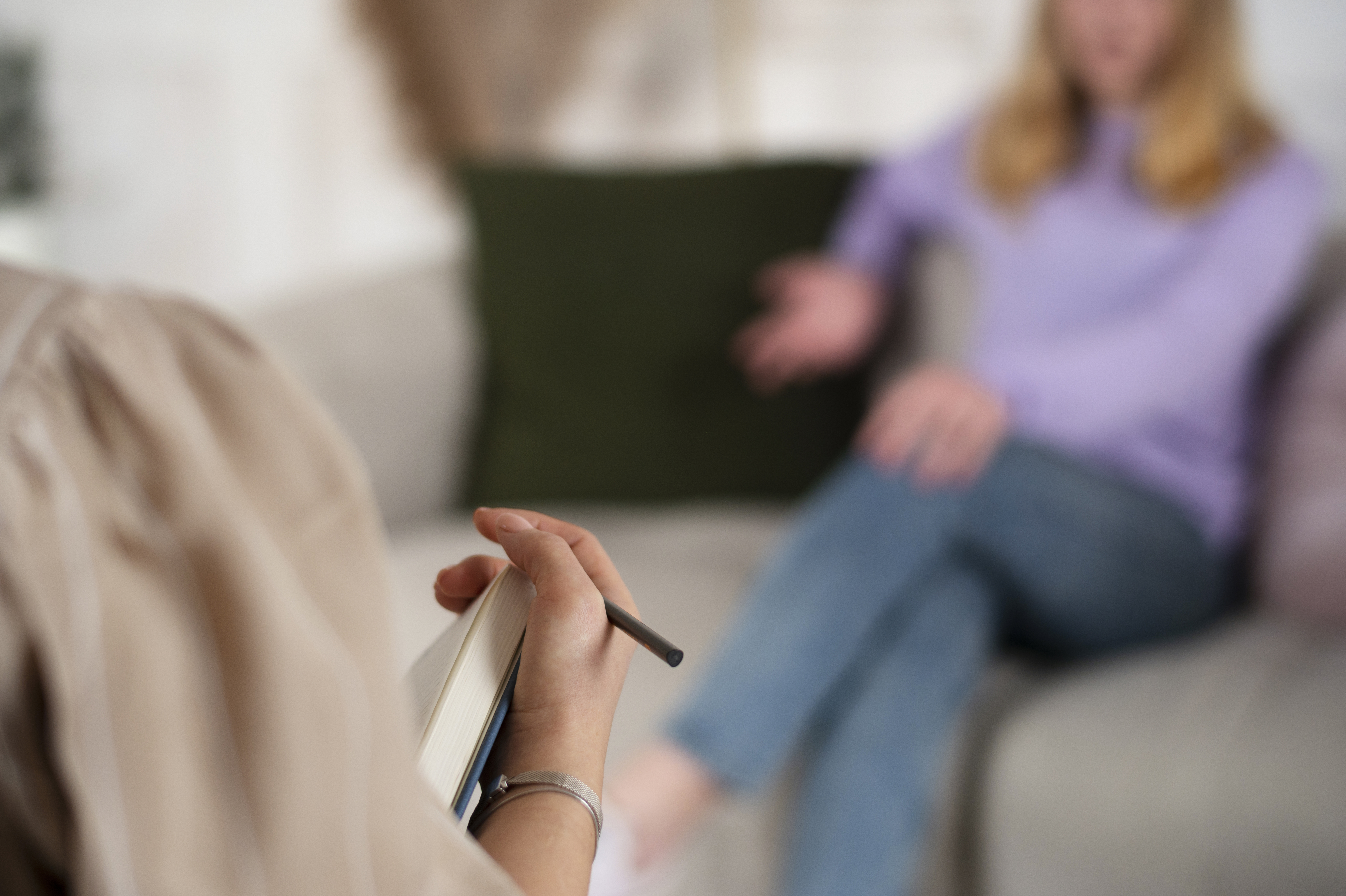 Jonge vrouw in gesprek met haar coach, zijaanzicht – ADHD-coaching in Gent